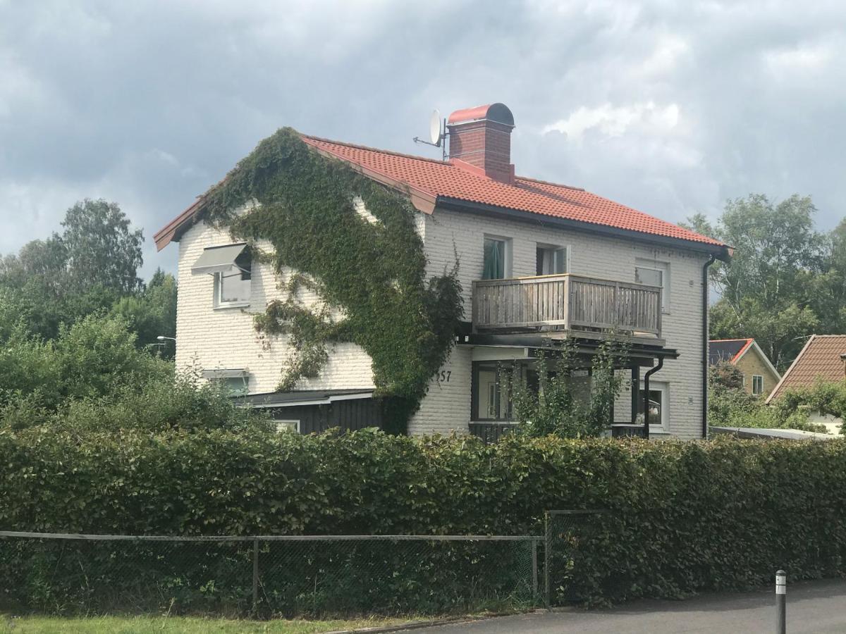 2 Rum Och Koek Pa Faerjestad Karlstad Exterior photo